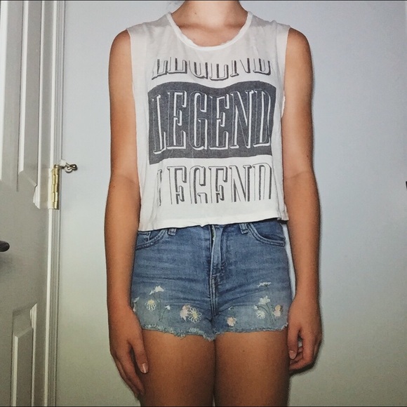 graphic crop top (sleeveless) - Picture 1 of 2